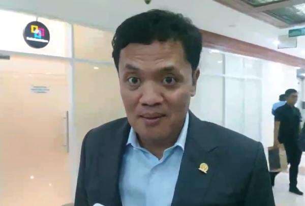 DPR Sebut RUU Polri akan Menyamakan Usia Pensiun Polisi dengan TNI DPR Sebut RUU Polri akan Menyamakan Usia Pensiun Polisi dengan TNI