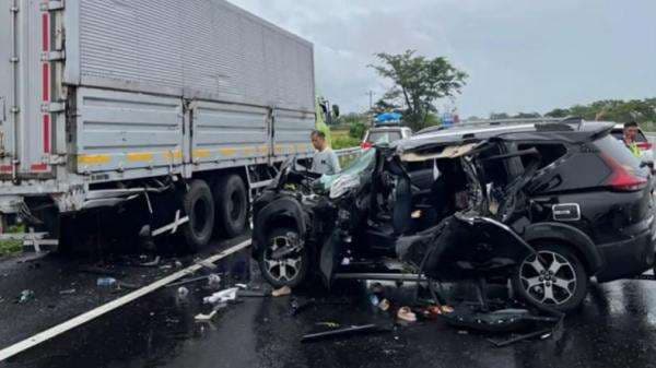 Mobil Ditumpangi Sekeluarga Kecelakaan di Tol Pemalang–Batang, Balita Tewas Mobil Ditumpangi Sekeluarga Kecelakaan di Tol Pemalang–Batang, Balita Tewas