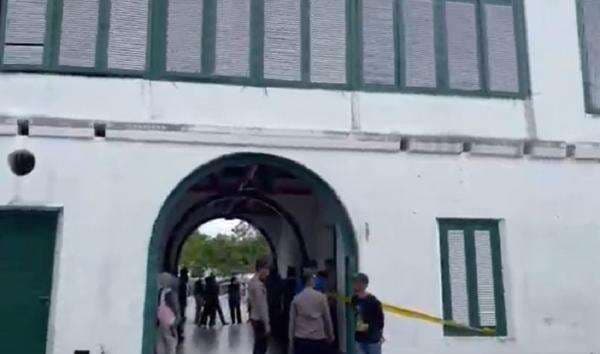 Lantai 2 Tangsi Belanda di Siak Runtuh, Belasan Siswa SD Jatuh dari Ketinggian 4 Meter Lantai 2 Tangsi Belanda di Siak Runtuh, Belasan Siswa SD Jatuh dari Ketinggian 4 Meter