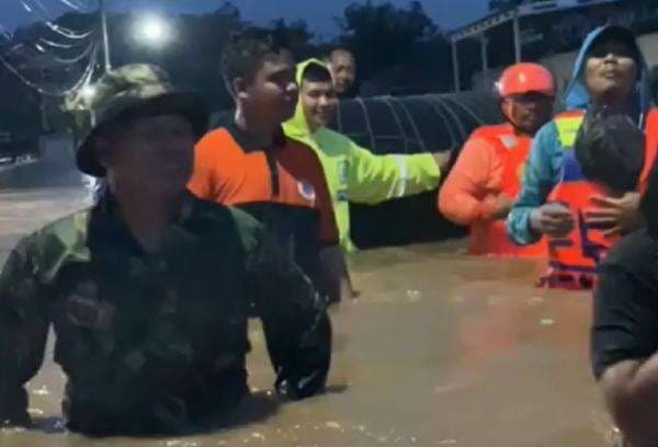 Banjir Bandang Terjang 2 Kecamatan di Pekalongan, Ratusan Rumah Terendam 1 Meter Banjir Bandang Terjang 2 Kecamatan di Pekalongan, Ratusan Rumah Terendam 1 Meter