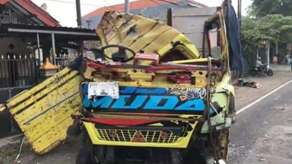Kecelakaan Maut di Mojokerto, Truk Bermuatan Cabai Tabrak Pemotor Perempuan hingga Tewas Kecelakaan Maut di Mojokerto, Truk Bermuatan Cabai Tabrak Pemotor Perempuan hingga Tewas