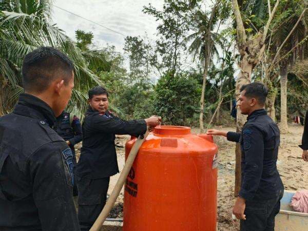 Warga Butuh Air Bersih, Polri Salurkan 627 Tandon ke Wilayah Bencana Sumatera Warga Butuh Air Bersih, Polri Salurkan 627 Tandon ke Wilayah Bencana Sumatera