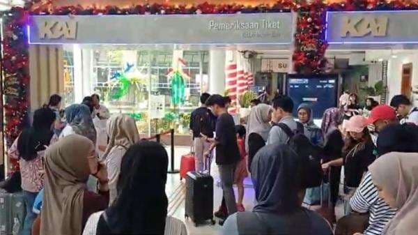 Hari Pertama Angkutan Nataru, 27.000 Penumpang Padati Stasiun Daop 8 Surabaya Hari Pertama Angkutan Nataru, 27.000 Penumpang Padati Stasiun Daop 8 Surabaya