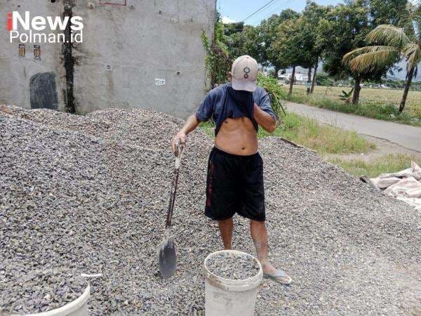 Bekerja di Bawah Terik Ramadhan, Agus Tetap Semangat Demi Keluarga Bekerja di Bawah Terik Ramadhan, Agus Tetap Semangat Demi Keluarga