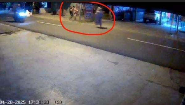 Rekaman CCTV, Detik-Detik Pelaku Pembacokan di Mushola Kedungadem Diamankan Warga Rekaman CCTV, Detik-Detik Pelaku Pembacokan di Mushola Kedungadem Diamankan Warga