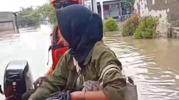 Ratusan Rumah di Kabupaten Bekasi Terendam Banjir, Warga Dievakuasi ke Pengungsian Ratusan Rumah di Kabupaten Bekasi Terendam Banjir, Warga Dievakuasi ke Pengungsian