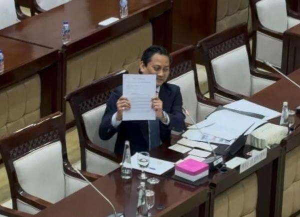Thomas Djiwandono Tunjukkan Surat Mundur dari Partai Gerindra saat Uji Kelayakan Deputi Gubernur BI Thomas Djiwandono Tunjukkan Surat Mundur dari Partai Gerindra saat Uji Kelayakan Deputi Gubernur BI
