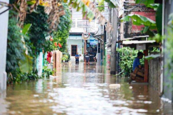 BPBD DKI: 114 RT dan 15 Ruas Jalan Masih Terendam Banjir hingga Malam Ini BPBD DKI: 114 RT dan 15 Ruas Jalan Masih Terendam Banjir hingga Malam Ini