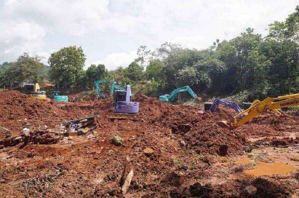 5 Korban Longsor Cilacap Masih Tertimbun, Pencarian Terkendala Cuaca Buruk 5 Korban Longsor Cilacap Masih Tertimbun, Pencarian Terkendala Cuaca Buruk
