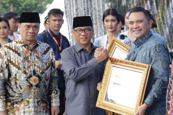 Konsisten Dorong Kemajuan Ekonomi Desa, BRI Raih Penghargaan di Puncak Hari Desa Nasional 2026 Konsisten Dorong Kemajuan Ekonomi Desa, BRI Raih Penghargaan di Puncak Hari Desa Nasional 2026