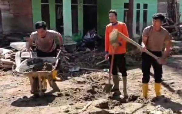 Aksi Sigap Personel Polres Gayo Lues Bersihkan Rumah Warga Terdampak Banjir Bandang Aksi Sigap Personel Polres Gayo Lues Bersihkan Rumah Warga Terdampak Banjir Bandang