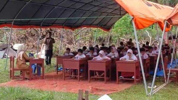 Sekolah Diterjang Banjir Longsor, Ujian Semester SD 05 Batang Anai Digelar di Tenda Darurat Sekolah Diterjang Banjir Longsor, Ujian Semester SD 05 Batang Anai Digelar di Tenda Darurat