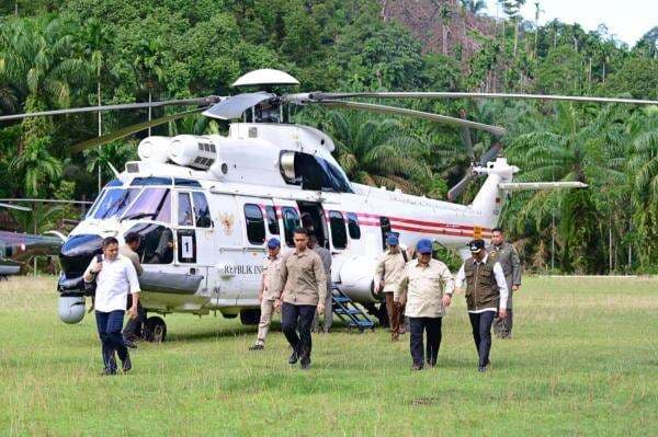 Prabowo Naik Heli Tinjau Pengungsi dan Pembangunan Huntara di Agam Prabowo Naik Heli Tinjau Pengungsi dan Pembangunan Huntara di Agam