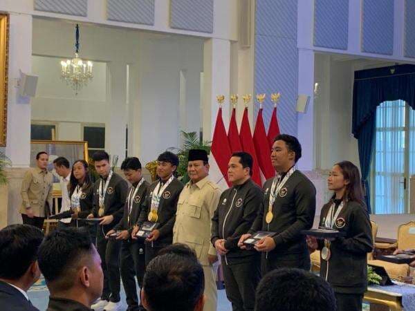 Prabowo Serahkan Bonus ke Atlet Peraih Medali SEA Games Prabowo Serahkan Bonus ke Atlet Peraih Medali SEA Games