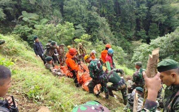 11 Kantong Jenazah Berisi Korban Pesawat ATR Dievakuasi 11 Kantong Jenazah Berisi Korban Pesawat ATR Dievakuasi