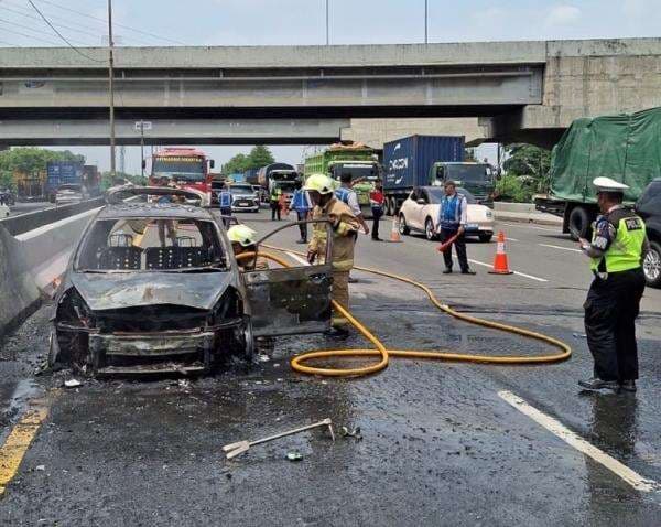Honda Jazz Terbakar di Tol JORR, Pengemudi Melarikan Diri Honda Jazz Terbakar di Tol JORR, Pengemudi Melarikan Diri