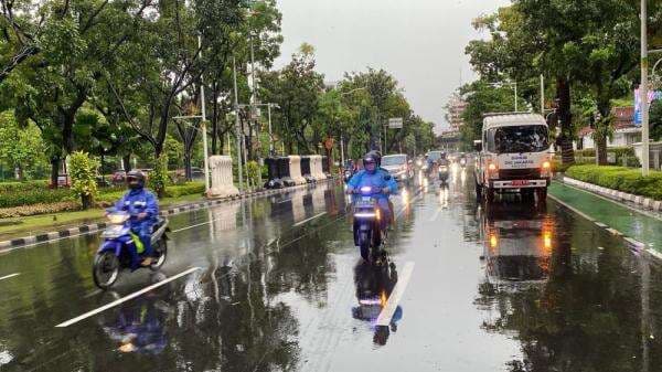 Diguyur Hujan Deras, Lalu Lintas Jakarta Pagi Ini Masih Ramai Lancar Diguyur Hujan Deras, Lalu Lintas Jakarta Pagi Ini Masih Ramai Lancar