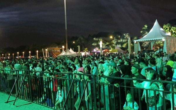 Pantai Lagoon Ancol Makin Ramai, Pengunjung Nantikan Drone Show di Pergantian Tahun Pantai Lagoon Ancol Makin Ramai, Pengunjung Nantikan Drone Show di Pergantian Tahun