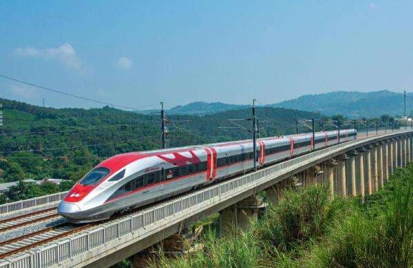 Bos KCIC Temui Airlangga, Utang Whoosh Diserahkan ke Danantara Bos KCIC Temui Airlangga, Utang Whoosh Diserahkan ke Danantara