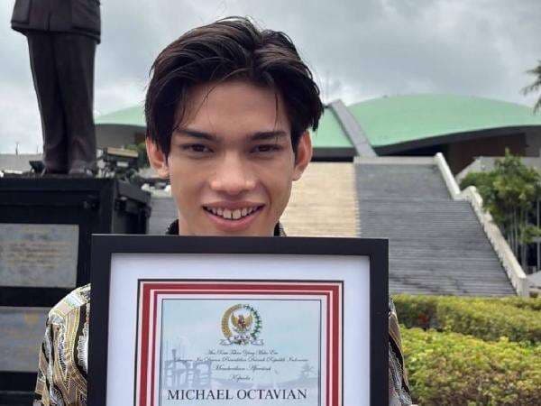 Model Mike Octavian Eks Manusia Silver Raih Penghargaan dari DPD RI, Ini Prestasinya! Model Mike Octavian Eks Manusia Silver Raih Penghargaan dari DPD RI, Ini Prestasinya!