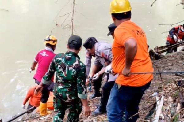 Geger! Mayat Mengambang di Sungai Takeran Magetan, Ternyata Lansia Hilang 4 Hari Geger! Mayat Mengambang di Sungai Takeran Magetan, Ternyata Lansia Hilang 4 Hari
