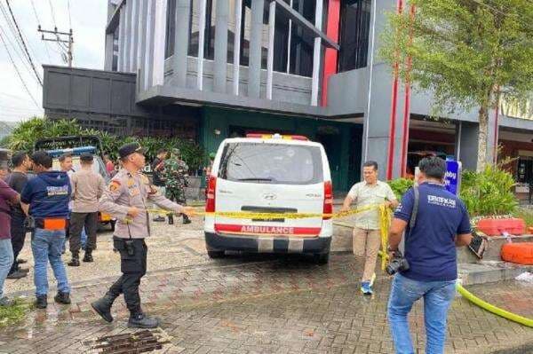 Kebakaran Hotel di Pekanbaru, 1 Orang Tewas 12 Korban Dilarikan ke RS Kebakaran Hotel di Pekanbaru, 1 Orang Tewas 12 Korban Dilarikan ke RS