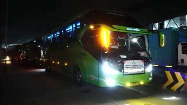 Antrean Kendaraan di Pelabuhan Merak Mengular hingga 5 Kilometer Antrean Kendaraan di Pelabuhan Merak Mengular hingga 5 Kilometer