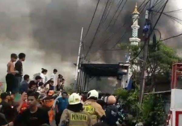 Kebakaran Landa Permukiman Padat di Jatipulo Jakbar, 14 Orang Luka Bakar Kebakaran Landa Permukiman Padat di Jatipulo Jakbar, 14 Orang Luka Bakar