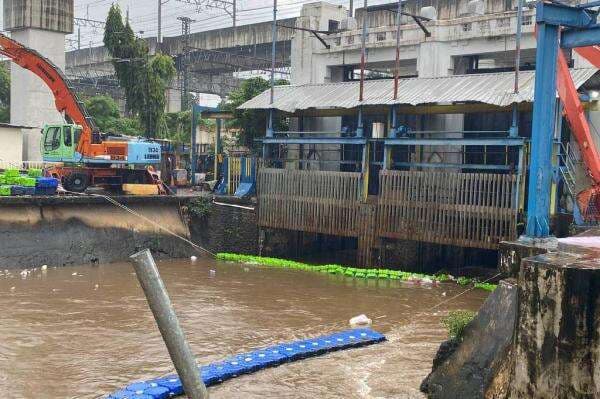 Jabodetabek Diguyur Hujan Deras, Tinggi Air di Pintu Manggarai Naik Jabodetabek Diguyur Hujan Deras, Tinggi Air di Pintu Manggarai Naik