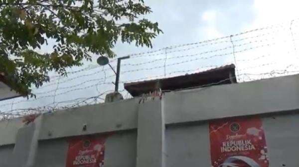 Narapidana di Nganjuk Nekat Kabur Lompat Pagar Berduri, Kini Diburu Petugas Narapidana di Nganjuk Nekat Kabur Lompat Pagar Berduri, Kini Diburu Petugas