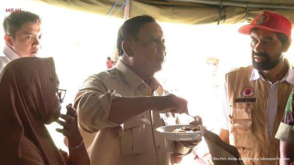 Momen Prabowo Cicipi Makanan di Posko Pengungsi Banjir Aceh Momen Prabowo Cicipi Makanan di Posko Pengungsi Banjir Aceh