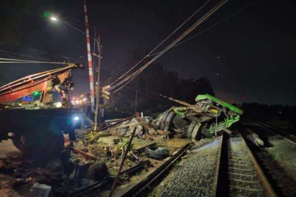 Kecelakaan Kereta Tabrak Truk di Kebumen Tewaskan 1 Orang, 21 Perjalanan KA Terganggu Kecelakaan Kereta Tabrak Truk di Kebumen Tewaskan 1 Orang, 21 Perjalanan KA Terganggu