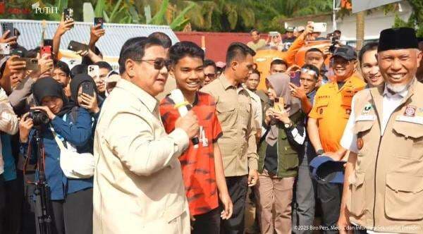 Prabowo Temui Anak Pengungsi Agam yang Bercita-cita Jadi Tentara, Menhan Sjafrie 'Dicolek' Prabowo Temui Anak Pengungsi Agam yang Bercita-cita Jadi Tentara, Menhan Sjafrie 'Dicolek'