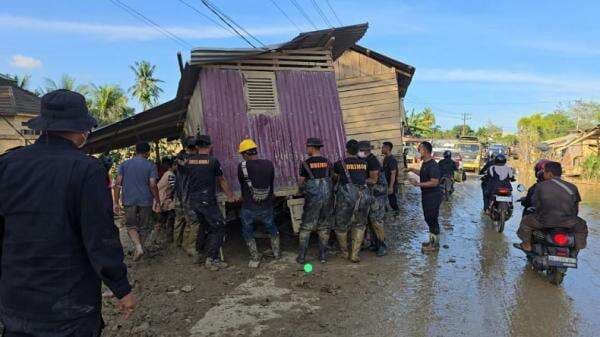 Brimob Polda Aceh Evakuasi Rumah Terseret Banjir yang Melintang di Jalan Nasional Brimob Polda Aceh Evakuasi Rumah Terseret Banjir yang Melintang di Jalan Nasional