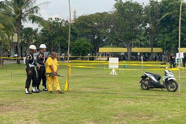 71 Adegan Diperagakan dalam Rekonstruksi Penembakan 3 Polisi di Lampung 71 Adegan Diperagakan dalam Rekonstruksi Penembakan 3 Polisi di Lampung