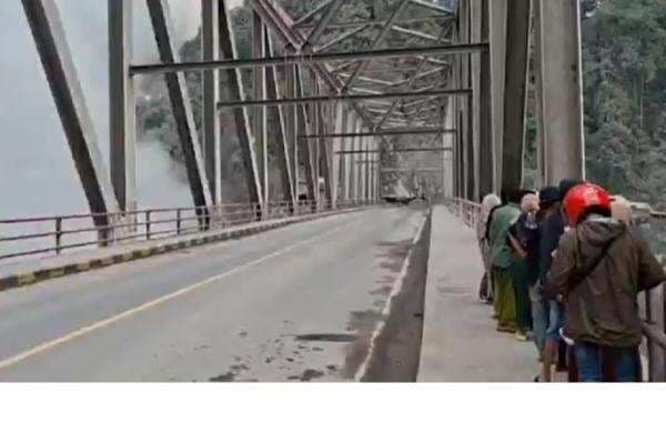 Banjir Lahar Erupsi Semeru di Sungai Leprak jadi Spot Wisata Dadakan Banjir Lahar Erupsi Semeru di Sungai Leprak jadi Spot Wisata Dadakan