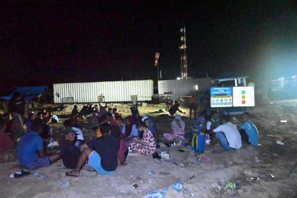 Pertamina Drilling Buka Akses Rig di Aceh Tamiang untuk Warga Mengisi Baterai Ponsel Pertamina Drilling Buka Akses Rig di Aceh Tamiang untuk Warga Mengisi Baterai Ponsel