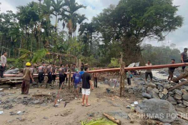 Brimob Polda Sumbar Bangun Jembatan Darurat di Agam, Cari Korban Hilang Brimob Polda Sumbar Bangun Jembatan Darurat di Agam, Cari Korban Hilang