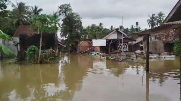 Banjir Rendam 13 Kecamatan di Pandeglang, Ribuan Warga Mengungsi Banjir Rendam 13 Kecamatan di Pandeglang, Ribuan Warga Mengungsi