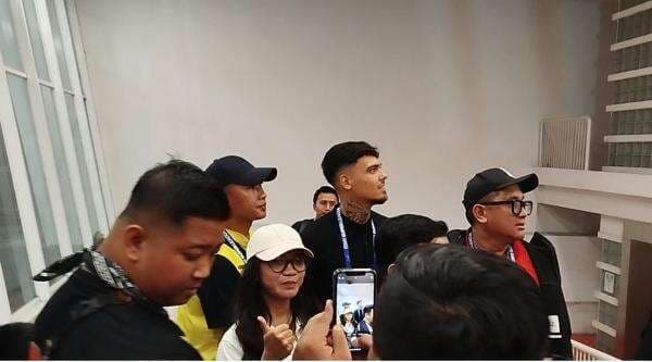 Nonton Langsung Persija Jakarta vs Madura United di SUGBK, Shayne Pattynama Dapat Sambutan Meriah Nonton Langsung Persija Jakarta vs Madura United di SUGBK, Shayne Pattynama Dapat Sambutan Meriah