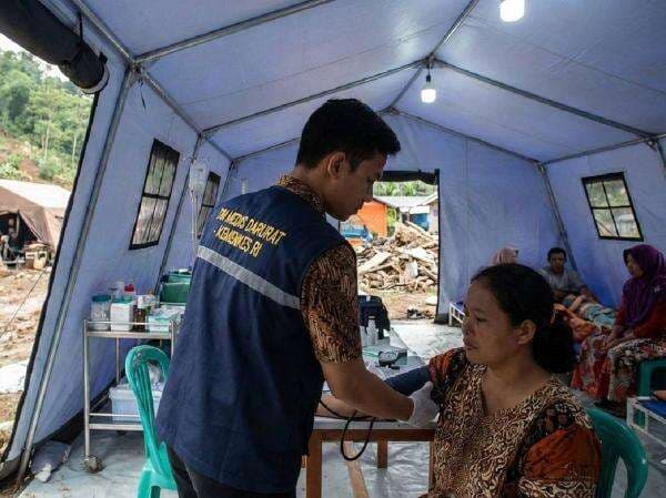 Dokter Dikirim ke Wilayah Terisolir untuk Fokus Beri Pelayanan Dasar hingga Trauma Healing Dokter Dikirim ke Wilayah Terisolir untuk Fokus Beri Pelayanan Dasar hingga Trauma Healing