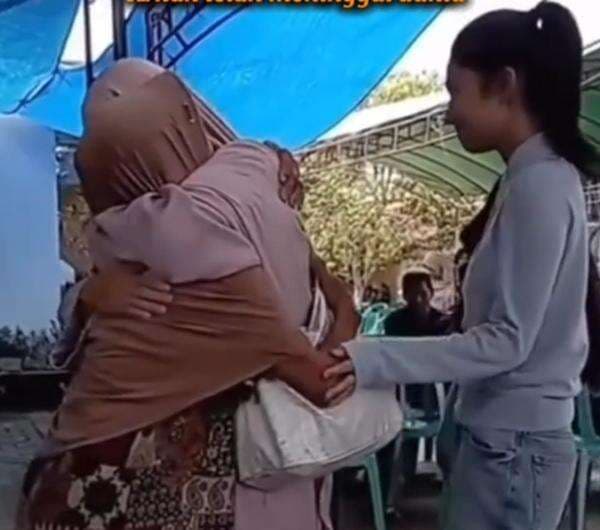 Ayah Pratama Arhan Meninggal Dunia, Azizah Salsha Datang Melayat ke Rumah Duka di Blora Ayah Pratama Arhan Meninggal Dunia, Azizah Salsha Datang Melayat ke Rumah Duka di Blora