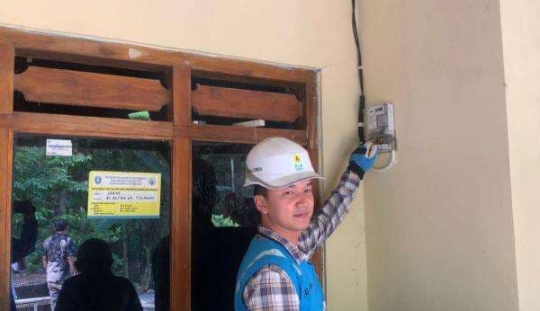 Karyawan PLN Ponorogo Sisihkan Gaji Buat Pasang Listrik Gratis Warga Kurang Mampu Karyawan PLN Ponorogo Sisihkan Gaji Buat Pasang Listrik Gratis Warga Kurang Mampu