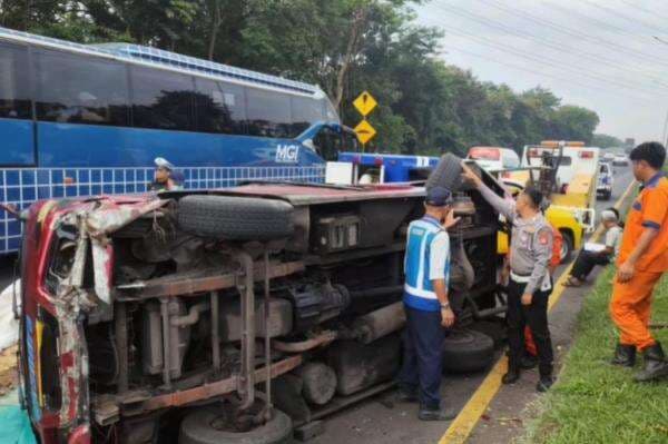 Kronologi Minibus Elf Terguling Tewaskan Sopir di Tol Padaleunyi gegara Ban Belakang Lepas Kronologi Minibus Elf Terguling Tewaskan Sopir di Tol Padaleunyi gegara Ban Belakang Lepas