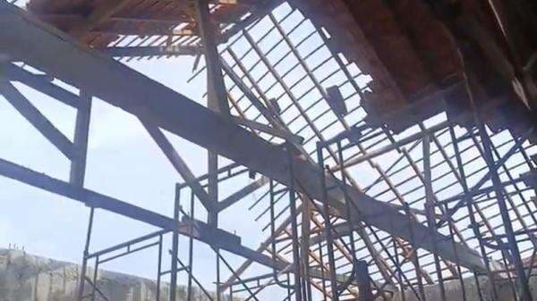 Atap Gedung Baru SMAN 1 Wiradesa Jateng Roboh, 2 Pekerja Terluka Atap Gedung Baru SMAN 1 Wiradesa Jateng Roboh, 2 Pekerja Terluka
