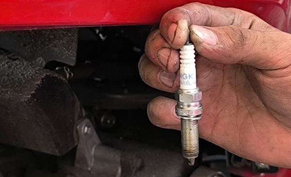 6 Tanda Busi Motor Mulai Lemah, Jangan Tunggu Motor Mogok di Jalan 6 Tanda Busi Motor Mulai Lemah, Jangan Tunggu Motor Mogok di Jalan