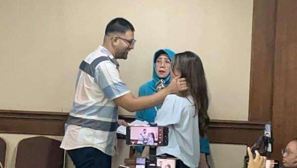 Momen Romantis Ammar Zoni Elus Pipi dr Kamelia di PN Jakpus, Pengunjung Auto Ikut Baper Momen Romantis Ammar Zoni Elus Pipi dr Kamelia di PN Jakpus, Pengunjung Auto Ikut Baper