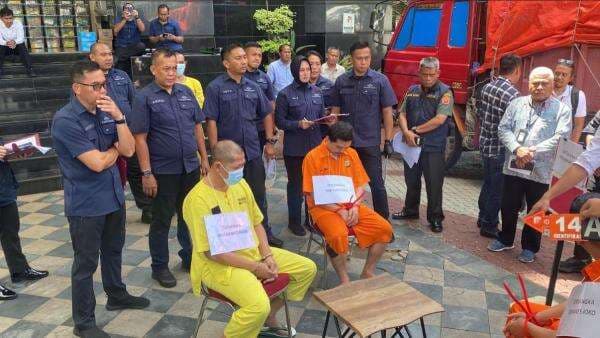 Polda Metro Serahkan 15 Tersangka Kasus Pembunuhan Kacab Bank BUMN ke Jaksa Polda Metro Serahkan 15 Tersangka Kasus Pembunuhan Kacab Bank BUMN ke Jaksa