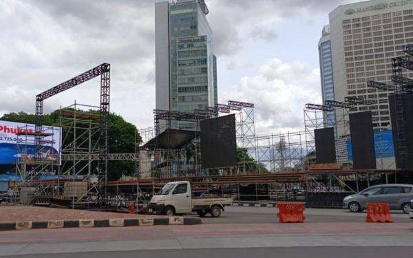 Panggung di Bundaran HI Mulai Dibangun Jelang Perayaan Malam Tahun Baru Panggung di Bundaran HI Mulai Dibangun Jelang Perayaan Malam Tahun Baru