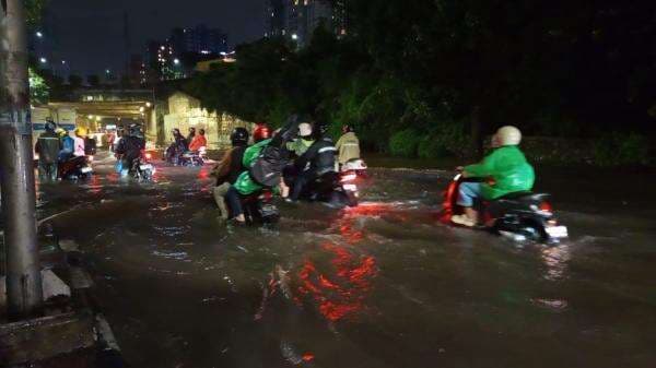 Tolong! Belasan RT di Jakarta Terendam Banjir Imbas Luapan Kali Ciliwung Malam Ini Tolong! Belasan RT di Jakarta Terendam Banjir Imbas Luapan Kali Ciliwung Malam Ini